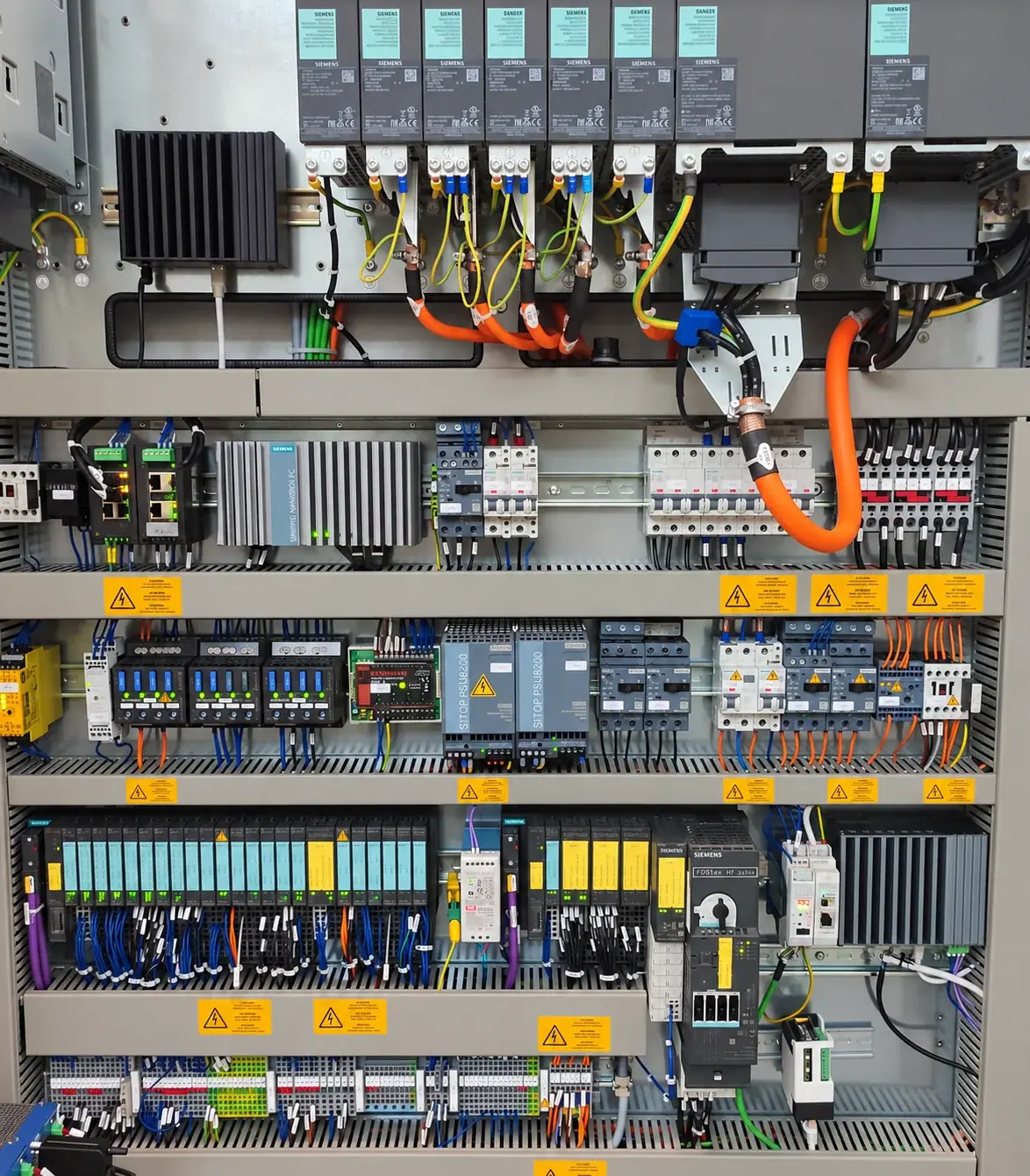 Schaltschrank der A.Haas Multigrind CB mit Siemens-Antrieben, Klemmenmodulen und den beiden Toleron-Boxen